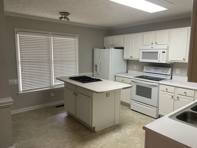 Building Photo - 4 Bedroom Ranch near Fort Bragg