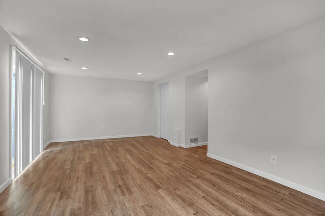 Building Photo - Gorgeous 5 Bedroom In Harford County Ready...