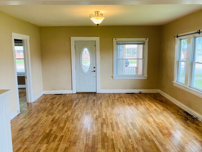 Building Photo - Charming Bungalow Near Downtown