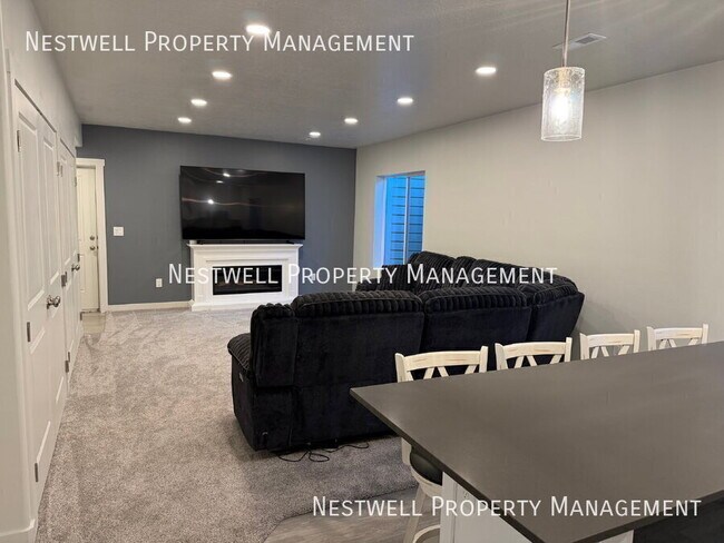 Building Photo - 3848 Safflower Dr