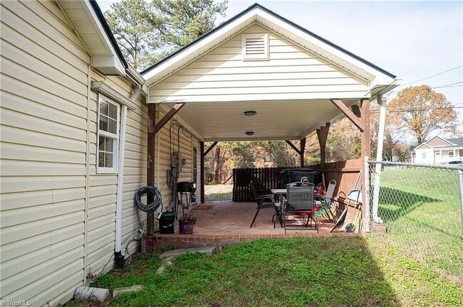 Building Photo - Spacious 4-Bedroom Home with Large Yard in...