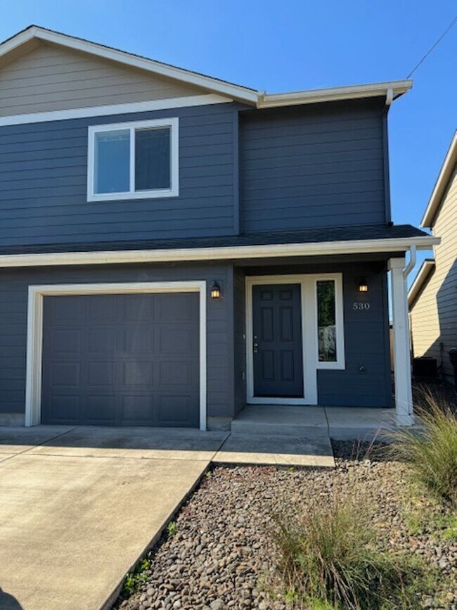 Building Photo - 2 Bedroom Townhouse with a fenced backyard!