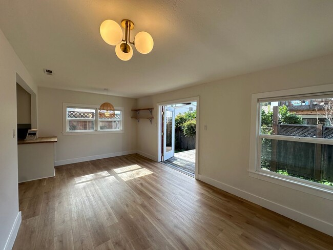 Building Photo - Charming fully remodeled classic bungalow ...