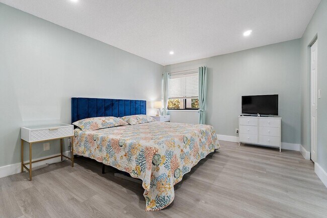 Building Photo - 1605 S US Hwy 1