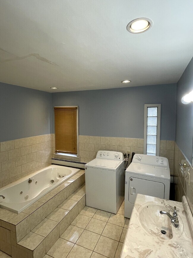 Building Photo - "Charming 3-Bedroom Apartment in Worcester...