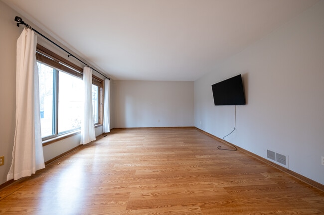 Building Photo - 1410 Juneau Ln N