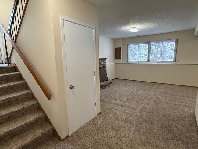 Building Photo - 2528 Birchview Ln