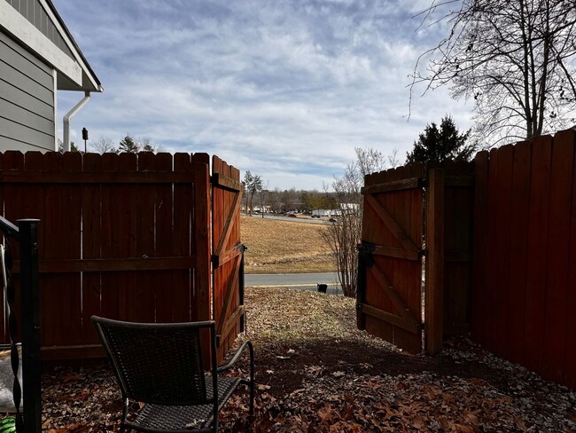 Building Photo - Camelot Single family home, near NGIC and ...