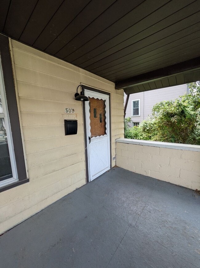 Building Photo - 2 bed 1 bath with 1st floor laundry and of...