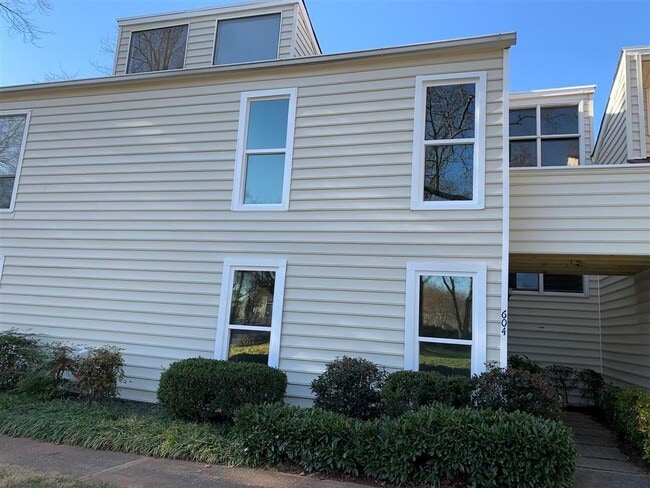 Building Photo - 604 Serramonte Dr