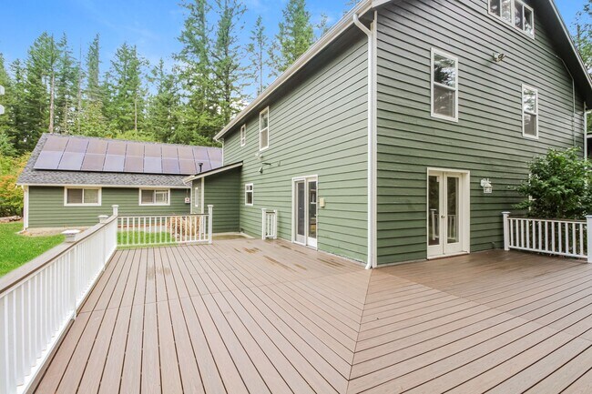 Building Photo - Move in Special! Ravensdale 3 Story,on shy...