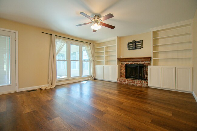 Building Photo - Pet Friendly Four Bedroom!