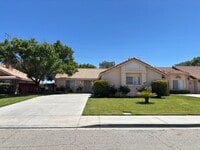 Building Photo - Renovated Spacious East Lancaster Single Story Home