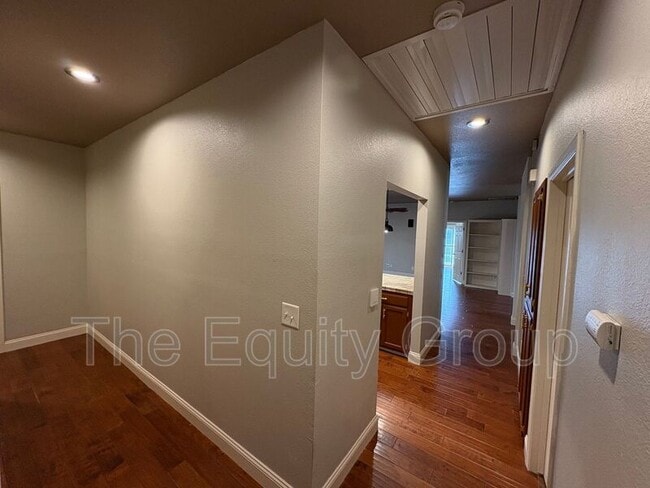 Building Photo - 540 W Birch Ct