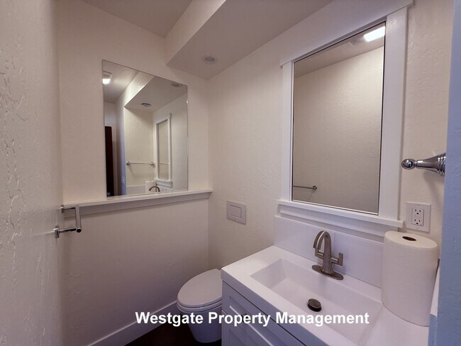 Building Photo - 220 Payran St