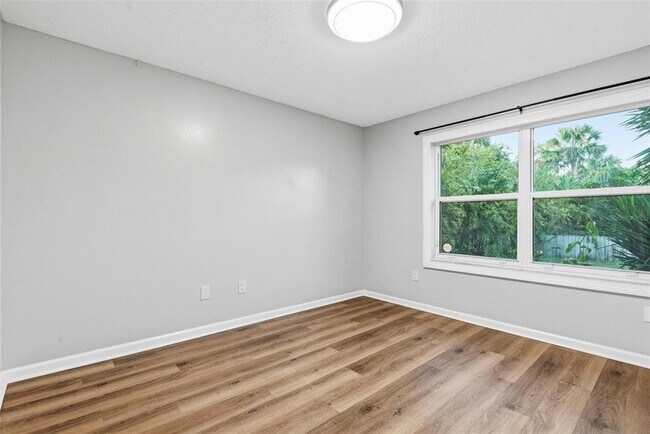 Building Photo - 7 Deerwood St