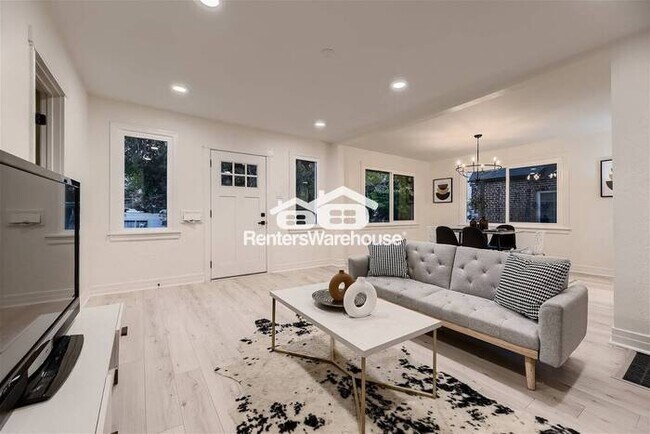 Building Photo - 12-17 MONTH LEASE! Available 7/14! Light A...