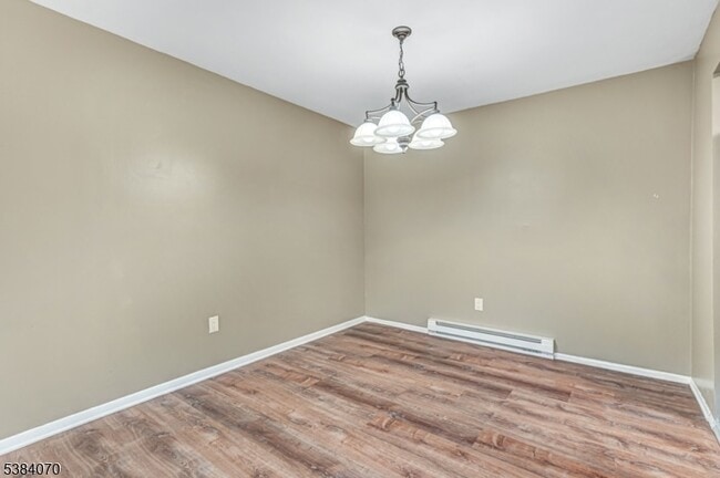 Building Photo - 807 Eves Dr