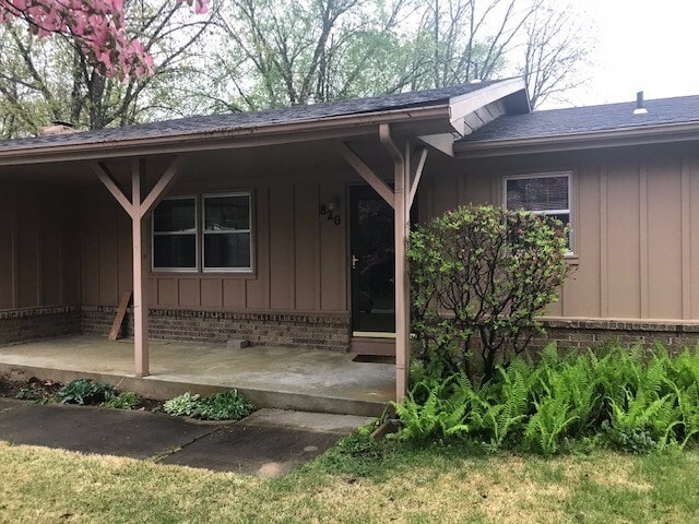 Building Photo - 3 Bedrooms! 2 Living Areas!  East side Spr...