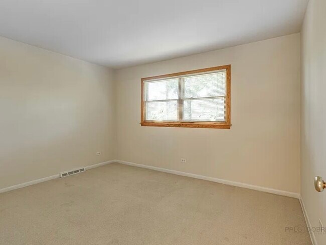 Building Photo - 317 E Valley Ln