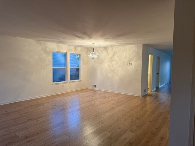 Building Photo - 1015 Bayhill Ln