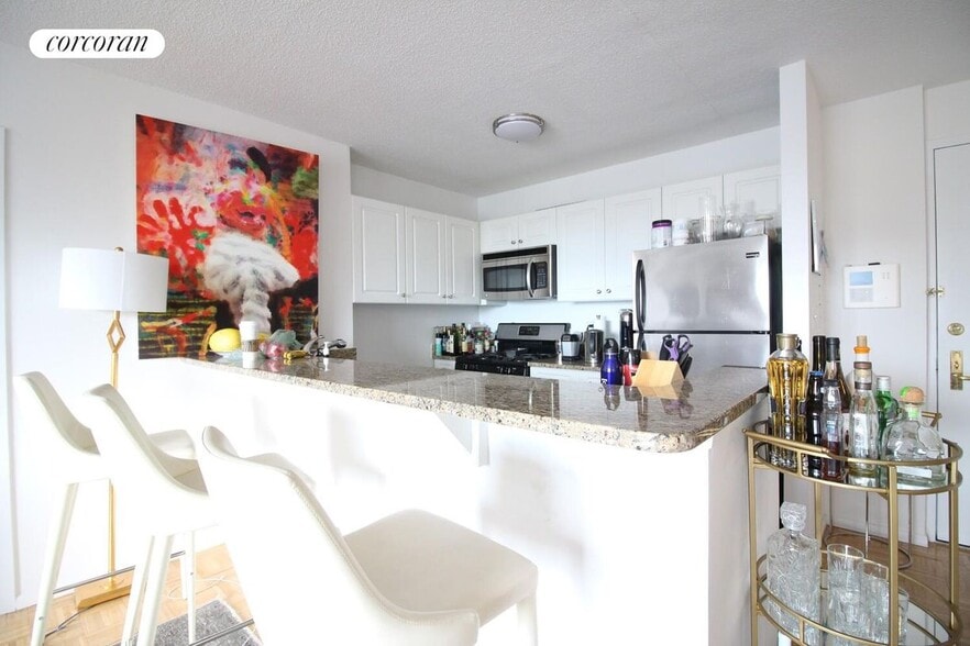 Primary Photo - 225 8th Ave