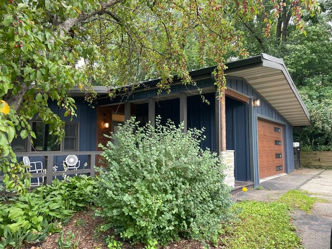 Building Photo - 1721 N High Point Rd