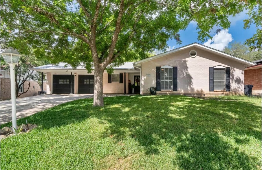 Building Photo - Room in House on Burr Oak Dr