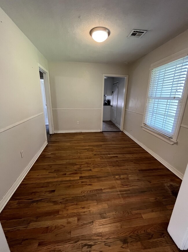 Building Photo - 423 E 6th St