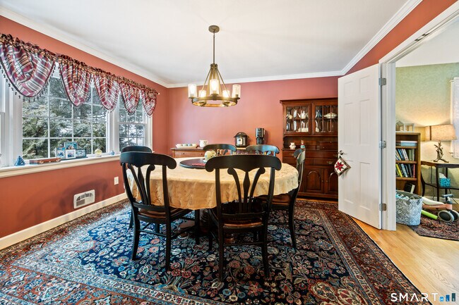 Building Photo - 10 Candlewood Ln