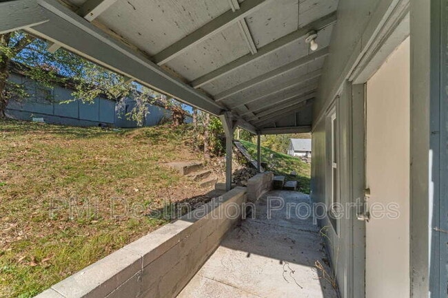 Building Photo - 108 Cliff Dr