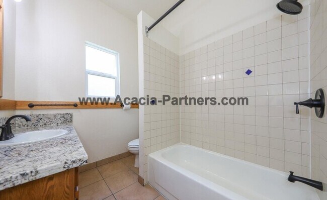 Building Photo - Historic Four Bedroom HOme