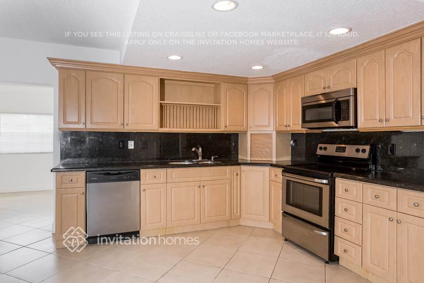 Building Photo - 10029 SW 146th Pl