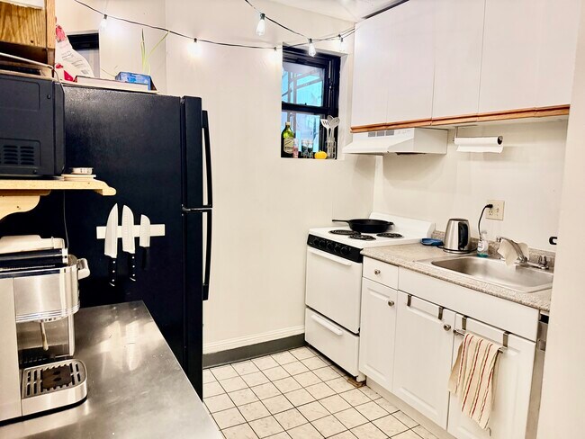 Building Photo - 833-835 Beacon St. Unit B