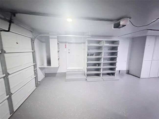 Building Photo - 3215 Oakwood Dr