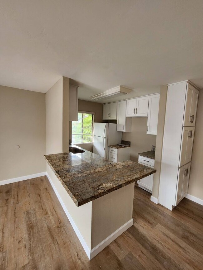 Building Photo - 2BR/1BA San Carlos - Carefree San Carlos Community - Upper Unit