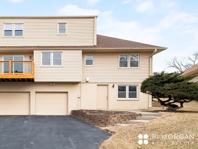 Building Photo - 3 Bed 3 Bath Duplex - Available now