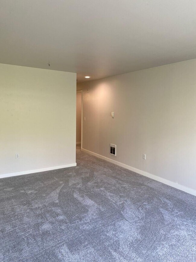 Building Photo - Spacious Seattle Condo - $2,000