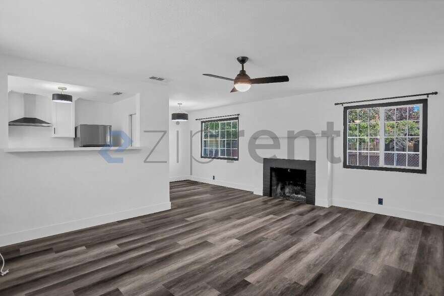 Building Photo - Unit 807