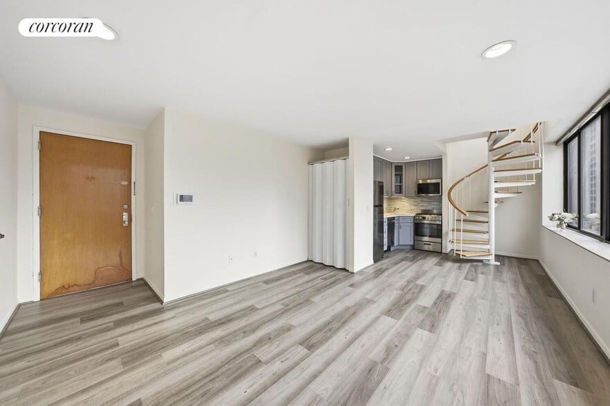 Building Photo - 300 E 90th St