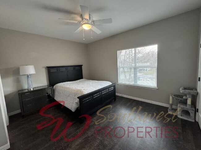 Building Photo - Modern 3 Bed / 3 Bath Duplex Near Campus – Lawncare Included!