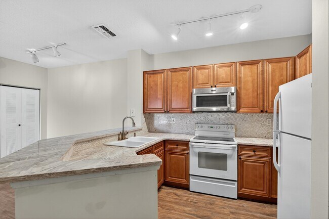 Building Photo - 625 Fairway Dr