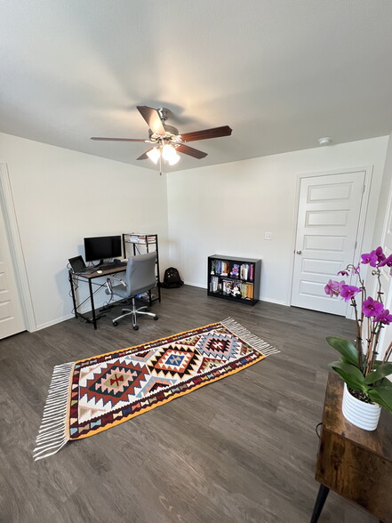 Building Photo - 1018 S Benchmark Ln