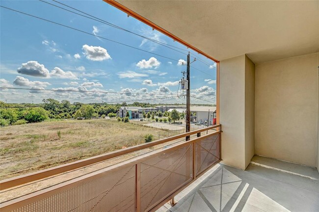 Building Photo - 2827 Manor Rd