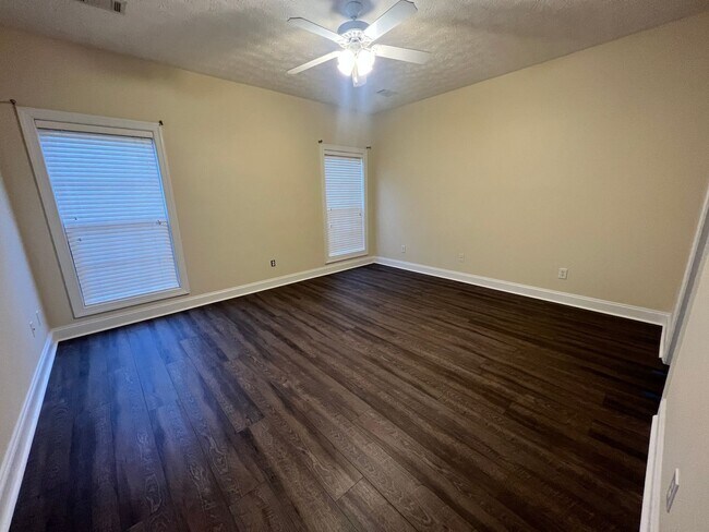 Building Photo - 1630 Academy Dr