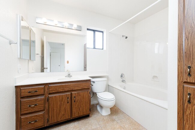 Building Photo - 3 bedroom 2 bathroom Ranch Style Home in Prescott Valley!