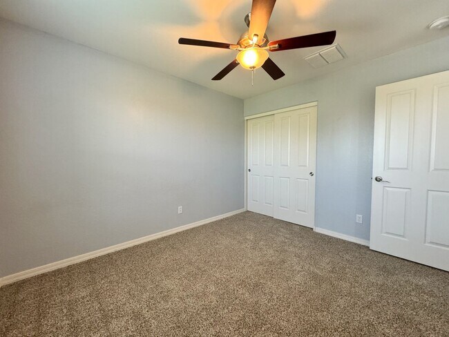 Building Photo - Spacious 5-Bedroom + Loft in Lyons Gate wi...