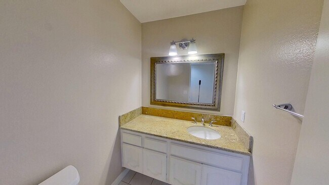 Building Photo - Spacious 2 Bed 2.5 Bath Townhouse in Irvine!