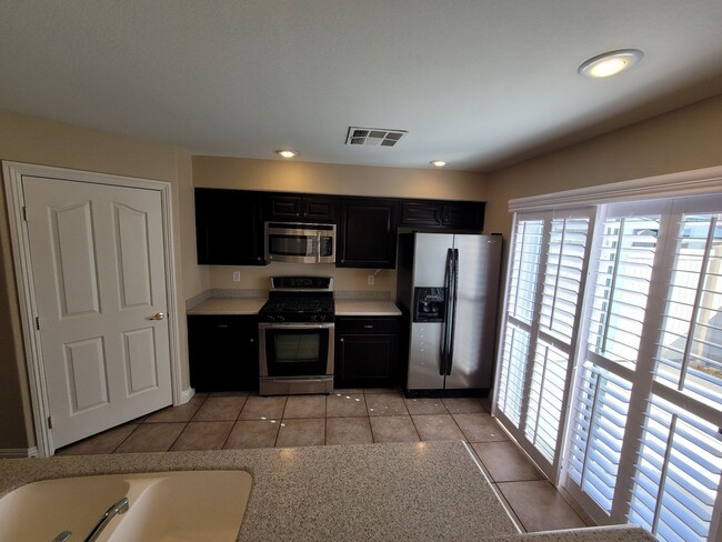 Building Photo - Beautiful Single Story Town Home in Mountains Edge Community