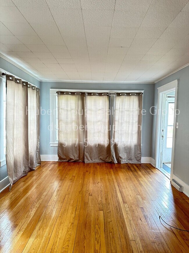 Building Photo - 302 N Hayford Ave